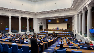 Електронните услуги да са по-евтини от присъствените, реши парламентът