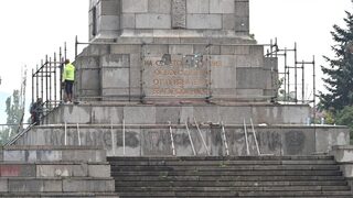 Започна монтажът на скелето около Паметника на Съветската армия