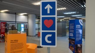 Стара, млада и зелена София: интерактивна инсталация посреща чужденците на летището