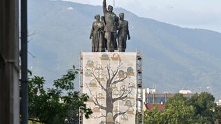 Паметникът на Съветската армия осъмна опакован с банер