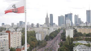Стотици хиляди излязоха на антиправителствен митинг във Варшава