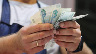 Рублата падна под 101 за долар въпреки мерките в Москва