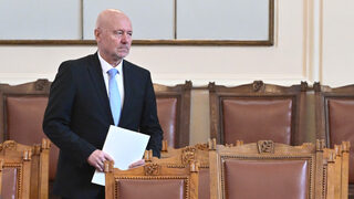 Тагарев призова парламента да реши бързо за бронетранспортьорите, покани миньори в армията
