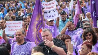 Миньори продължават протеста си с блокади на пътища