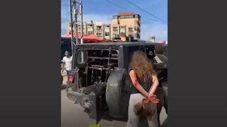 Видео показва как бойци на "Хамас" взимат заложници