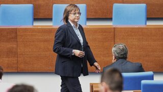 Нинова предизвика Борисов ГЕРБ да подкрепи вота на недоверие