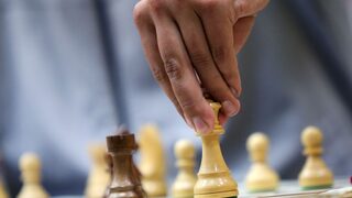 Лицензираната федерация по шахмат критикува опозицията, но призова за обединение