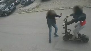 Участник в покупко-продажба на дрога блъсна трима полицаи с електрическа тротинетка