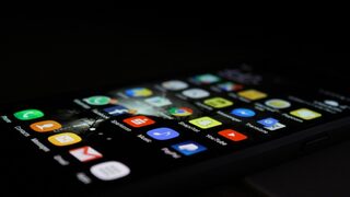 Как и защо да ограничите кадрите от войната в приложенията на телефоните на децата