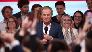 Поражение за властта в Полша на парламентарния вот, сочат първите данни