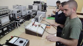 Близо 14 хил. ученици са стажували във фирми през последните две години