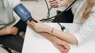 Графика на деня: 10-те най-практикувани лекарски специалности в България
