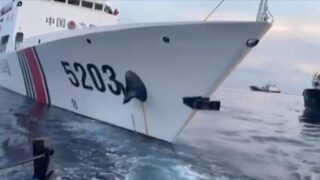 Китайски кораб удари филипински до спорен <span class="highlight">атол</span> в Южнокитайско море (видео)