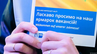Време е украинските бежанци да започнат работа
