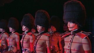 Памела Андерсън на сцената на Crazy Horse в Париж