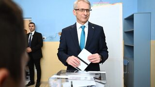 Премиерът Николай Денков гласува за по-добро управление на София