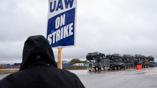 Синдикатът UAW "изцеди и последната стотинка от General Motors", слага край на стачките