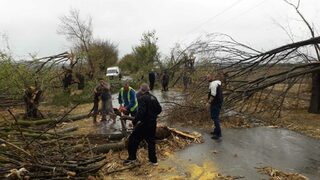 Екипи на пожарната са реагирали на 350 сигнала за поражения след силния вятър