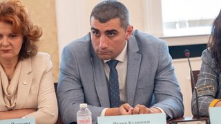 Трима депутати искат да напуснат парламента