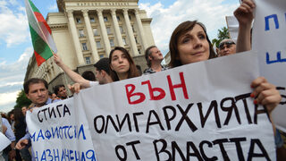 Българският 10 ноември и новата роля на Доган и Пеевски