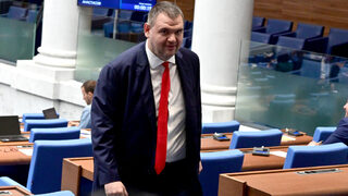 След като Денков обяви, че Пеевски не му е началник, депутатът го посъветва да прочете Конституцията
