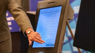 Изборната комисия отхвърли обвинението на "Сиела", че умишлено бави сроковете за осигуряване на машинното гласуване