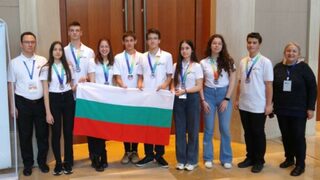 Български ученици спечелиха осем медала от Международната олимпиада по астрономия