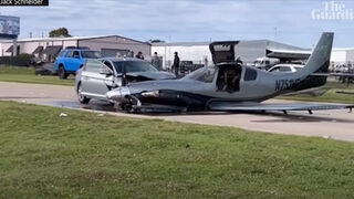 Малък самолет прескочи пистата при <span class="highlight">аварийно</span> <span class="highlight">кацане</span> в Тексас и се удари в кола (видео)