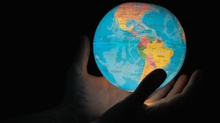 Много войни и полюси в свят като супермаркет – в какво си представят, че (ще) живеят милиарди хора