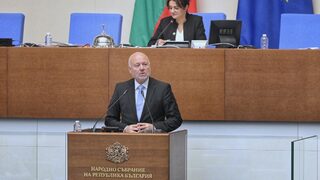Министърът на отбраната обвини вносителите на вота за отлива на желаещи да служат в армията