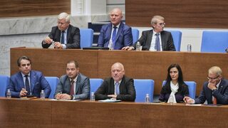 ГЕРБ и ДПС с жълт картон към партньорите си: вотът срещу кабинета е отложен (обновена)