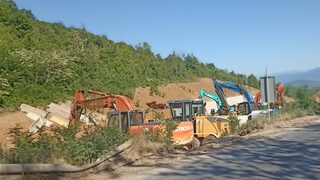 "Контролиран" взрив за разширението на път Е-79 повреди покриви на къщи и изпочупи коли