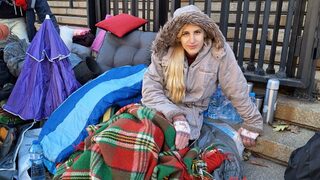 Транс жената, искаща нови документи, е задържана, защото не ги притежава