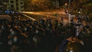 Ранени, арестувани и вандализъм след планиран като мирен протест срещу футболния съюз
