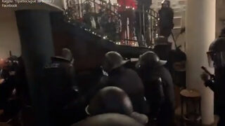 "Пия бира, защо ме удряш": На видео се вижда как полицаи бият с палки хора в заведение в центъра
