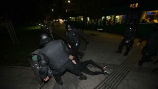 "Не снимай, айде махай се оттук": Полицията поиска да изтрия кадри, в които арестуват