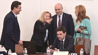 Партиите се надяват на мнозинство за промени в Конституцията въпреки споровете по други теми
