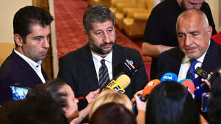 "<span class="highlight">Икономист</span>": В България политиците се карат, но не искат избори и вдигане на данъци