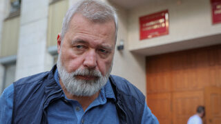 Нобелистът и бивш главен редактор Дмитрий Муратов е напуснал Русия
