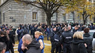 Снимка на деня: Полицаи демонстрираха пред парламента в подкрепа на пострадалите си колеги
