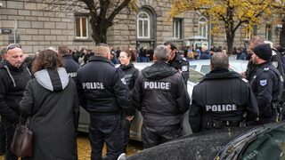 Снимка на деня: Полицаи демонстрираха пред парламента в подкрепа на пострадалите си колеги