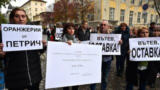 Снимка на деня: Земеделци и животновъди протестират с искания за пари или оставки