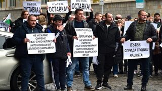 Снимка на деня: Земеделци и животновъди протестират с искания за пари или оставки