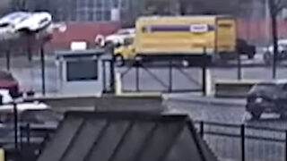 Видео показва как кола се врязва в граничен пункт на "Рейнбоу бридж" между Канада и САЩ