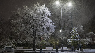 Хиляди хора от цялата страна продължават да са без ток