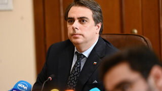 Асен Василев към президента: Изказва се с фалшива новина за продажба на земи