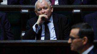 Въпреки, че няма гласове да го прокара, "Право и справедливост" закле ново правителство в Полша