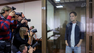 Руски съд отново удължи задържането на американския репортер, обвинен в шпионаж