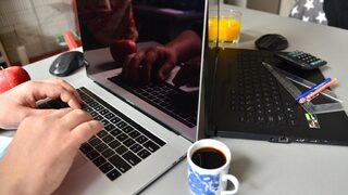 Парламентът прие на първо четене дистанционната <span class="highlight">работа</span> да е от фиксирано място