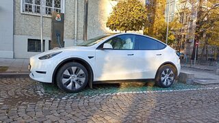 Докато държавата измисли финансови стимули, електромобилите се удвоиха